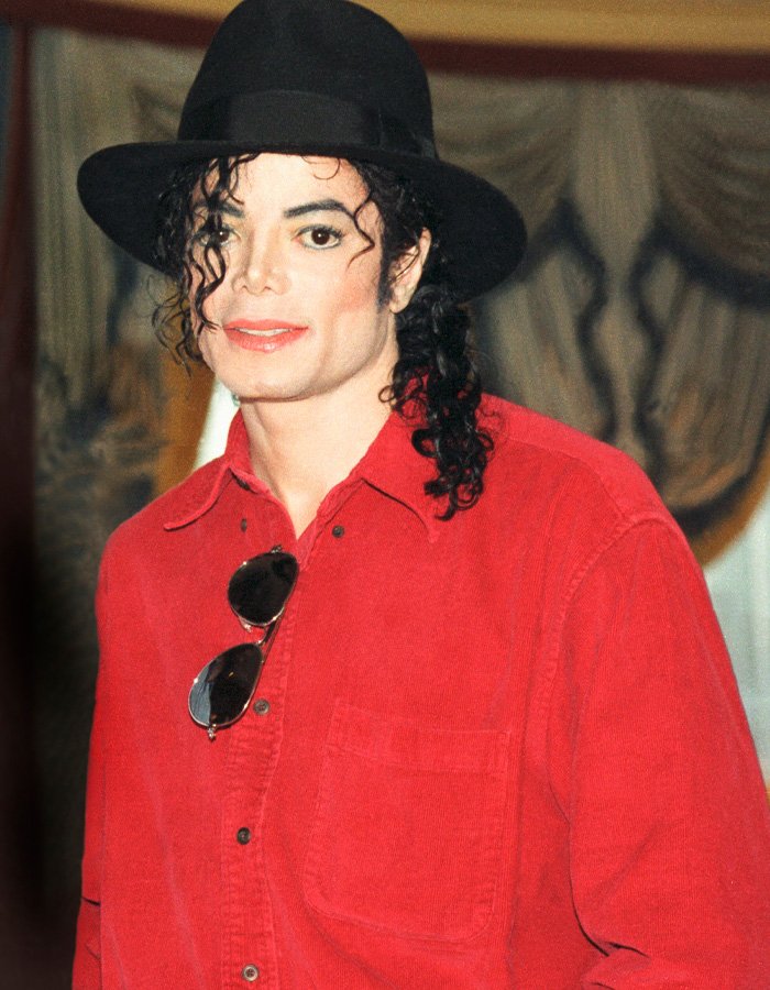 Man in a black hat and red shirt, representing the biological dad under fan scrutiny after Paris Jackson&rsquo;s reunion with mom Debbie Rowe