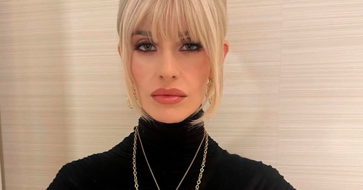 “Needs To See A Doctor”: Odd Detail In Kelly Osbourne Photo Sparks Fan Concern