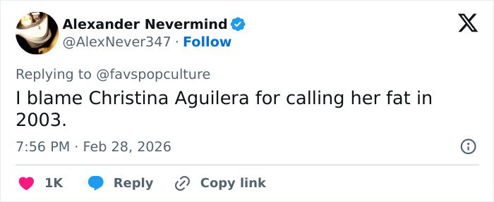 Tweet text mentioning fans accusing Kelly Osbourne of buccal fat removal as her Brit Awards look goes viral.